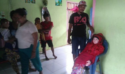 Con b&uacute;p b&ecirc; t&igrave;nh dục được ngư d&acirc;n đưa về nh&agrave; chăm s&oacute;c v&agrave; thay quần &aacute;o mỗi ng&agrave;y