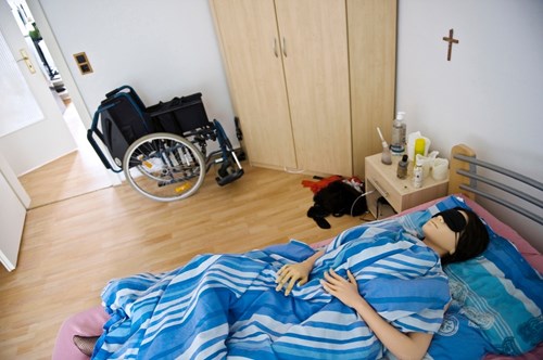 Ngay cả khi búp bê Jenny ngủ, Dirk cũng không quên giúp vợ mình che mắt cho khỏi chói.