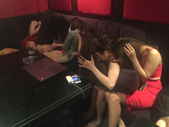 C&aacute;c nữ tiếp vi&ecirc;n karaoke ăn mặc &lsquo;m&aacute;t mẻ&rsquo; tại kh&aacute;ch sạn N.S (TPHCM)