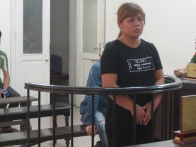 Chủ qu&aacute;n massage tr&aacute; h&igrave;nh Vũ Thị Dung trước v&agrave;nh m&oacute;ng ngựa trong phi&ecirc;n t&ograve;a