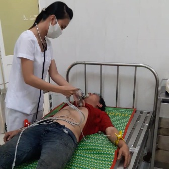 Bị ngộ độc kh&iacute; lạ từ xe tải, nhiều người phải nhập viện khẩn cấp