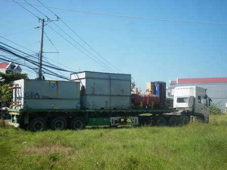 Bị ngộ độc kh&iacute; lạ từ xe tải, nhiều người phải nhập viện khẩn cấp