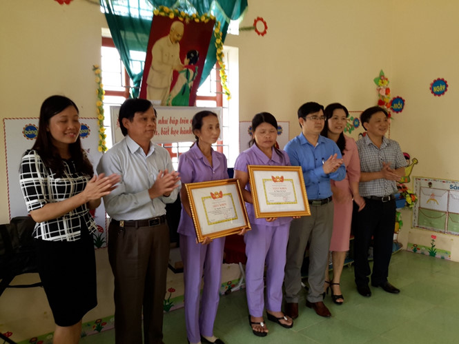 Sở Gi&aacute;o dục - Đ&agrave;o tạo Nghệ An tặng giấy khen cho hai c&ocirc; gi&aacute;o mầm non dũng cảm cứu trẻ d&ugrave; bị ong đốt su&yacute;t chết