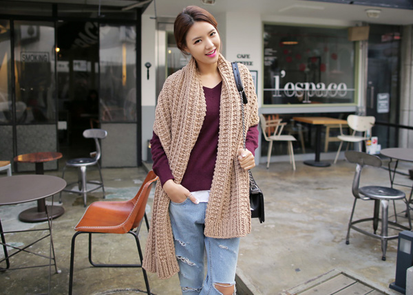 Qu&agrave;ng khăn hờ tr&ecirc;n cổ gi&uacute;p bạn g&aacute;i quyến rũ hơn trong thời trang Tết 2015
