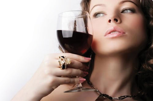 Rượu vang đỏ được coi l&agrave; một trong c&aacute;c b&iacute; quyết l&agrave;m đẹp trị n&aacute;m