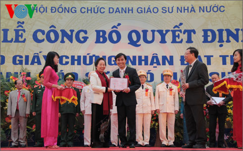 T&acirc;m sự về được c&ocirc;ng nhận chức danh gi&aacute;o sư trẻ nhất, ngo&agrave;i b&iacute; quyết th&agrave;nh c&ocirc;ng l&agrave; nỗ lực, gi&aacute;o sư cảm ơn những người xung quanh