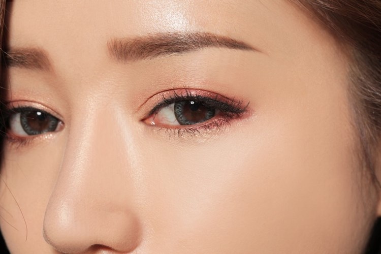 M&ocirc;̣t trong những bí quy&ecirc;́t trang đi&ecirc;̉m trong ngày lạnh là chị em phụ nữ kh&ocirc;ng n&ecirc;n đánh quá nhi&ecirc;̀u lớp 