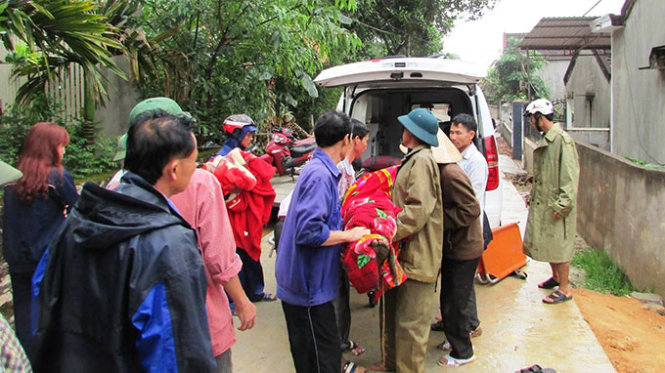 Người th&acirc;n đưa &ocirc;ng Dũng bị s&eacute;t đ&aacute;nh đi cấp cứu nhưng nạn nh&acirc;n kh&ocirc;ng qua khỏi