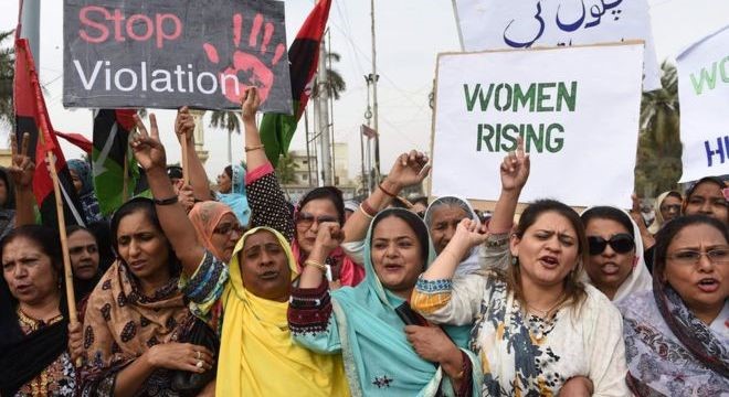 Một cuộc biểu t&igrave;nh phản đối t&igrave;nh trạng bạo lực đối với phụ nữ ở Pakistan sau h&agrave;ng loạt vụ thi&ecirc;u sống, bạo h&agrave;nh t&agrave;n nhẫn