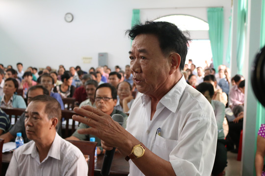Cử tri Đinh Thanh Giảng, x&atilde; Đ&ocirc;ng Thạnh phản &aacute;nh với B&iacute; thư Đinh La Thăng những bức x&uacute;c của người d&acirc;n