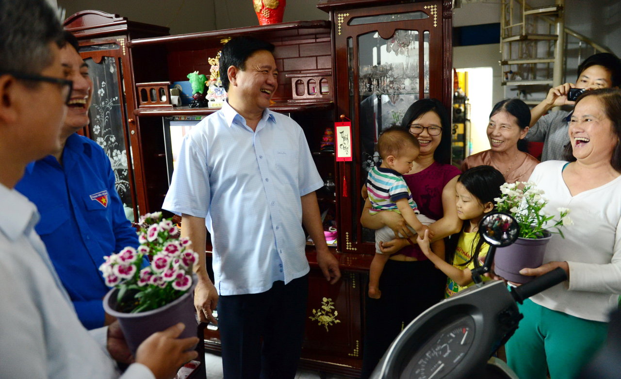 &Ocirc;ng Đinh La Thăng đến thăm hỏi v&agrave; tặng c&acirc;y xanh cho một số hộ d&acirc;n tại phường Thảo Điền, quận 2