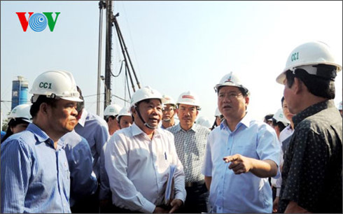 C&ugrave;ng ng&agrave;y, B&iacute; thư Đinh La Thăng tới thăm C&ocirc;ng tr&igrave;nh x&acirc;y dựng Bệnh viện Nhi đồng Th&agrave;nh phố tại huyện B&igrave;nh Ch&aacute;nh, TPHCM