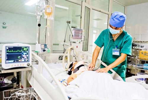 Tr&acirc;u đi&ecirc;n bị bắn hạ sau khi h&uacute;c văn 2 người bị thương nặng, nhập viện cấp cứu
