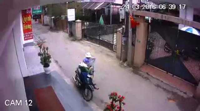 Cuộc gặp của b&agrave; Chiện v&agrave; đối tượng lạ mặt được gi lại qua Camera (Ảnh cắt từ Clip)
