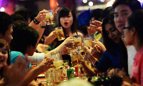Bia rượu vẫn tăng trưởng ổn định bất chấp thuế tăng, lợi nhuận giảm. Ảnh: Vnexpress