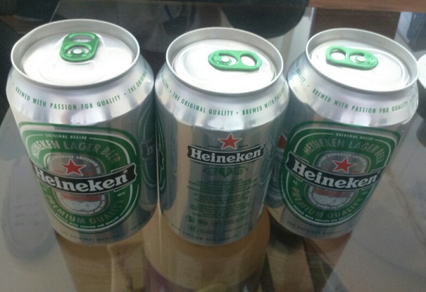 C&aacute;c lon bia Heineken c&oacute; dấu hiệu bị tẩy x&oacute;a hạn sử dụng