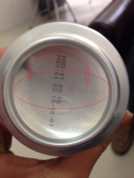 Một trong số 4 lon bia Heineken c&oacute; dấu hiệu bị tẩy x&oacute;a hạn sử dụng bằng mắt thường c&oacute; thể nh&igrave;n thấy
