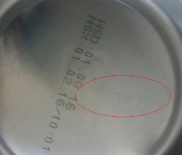 Dấu hiệu 1 lon bia Heineken in đ&egrave; hạn sử dụng mới l&ecirc;n hạn sử dụng cũ