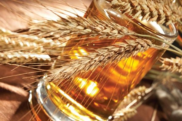 Xả t&oacute;c bằng bia gi&uacute;p chăm s&oacute;c t&oacute;c chắc khỏe su&ocirc;n mượt đ&uacute;ng điệu cho phụ nữ