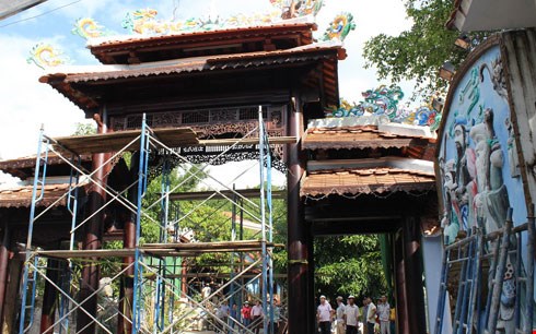 Biệt phủ tr&aacute;i ph&eacute;p tr&ecirc;n n&uacute;i Hải V&acirc;n đang được th&aacute;o dỡ