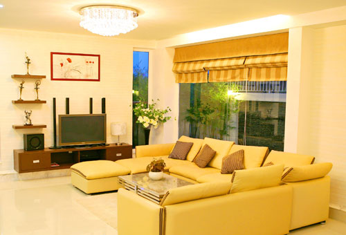 Một góc phòng khách sang trọng hiện đại với kính trắng nhìn ra vách hông nhà được trang trí đá mới lạ
