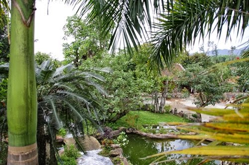 Quần thể biệt thự này rộng gần 18.000m2 gồm căn nhà lớn hoành tráng tựa lưng vào khoảnh rừng ở dưới chân núi.