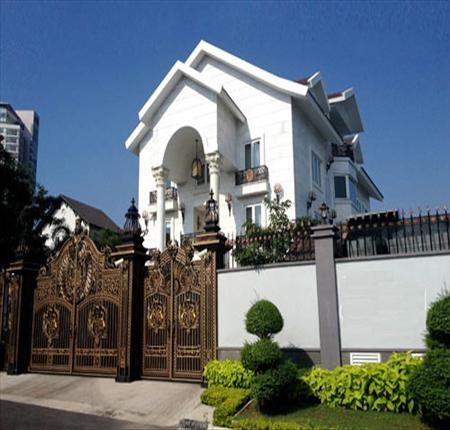 Biệt thự n&agrave;y nằm tr&ecirc;n con đường Nguyễn Văn Hưởng (quận 2 - TP.HCM). Ng&ocirc;i biệt thự v&agrave; kh&ocirc;ng gian xung quanh c&oacute; diện t&iacute;ch khoảng 500m2 với kiến tr&uacute;c cổ điển, sang trọng. Ảnh Vietnamnet