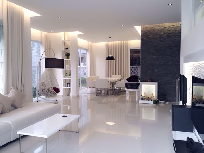 Trước đây, vợ chồng Thủy Tiên - Công Vinh sống tại một chung cư cao cấp ở Quận 2 - TP.HCM. Nhưng từ giữa năm 2014, họ đã dọn về căn biệt thự mới xây ở Quận 7. Ngôi nhà chỉ cách trung tâm Sài Gòn khoảng 10 phút di chuyển bằng ô tô và có diện tích là 300 m2 với sân vườn rộng rãi để cô nhóc Bánh Gạo có thể thoải mái chơi đùa. 