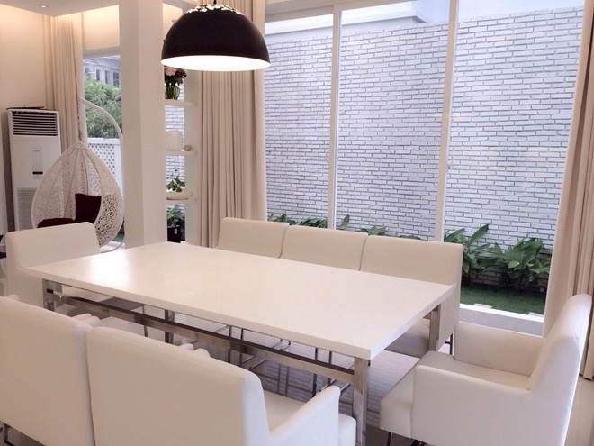 Toàn bộ ý tưởng thiết kế và trang trí nội thất là của hai vợ chồng. Nữ ca sĩ cho biết, tổng kinh phí để xây nhà khoảng gần 10 tỷ đồng. Cộng với tiền đất, căn biệt thự ngốn của họ trên 22 tỷ đồng (khoảng một triệu USD).