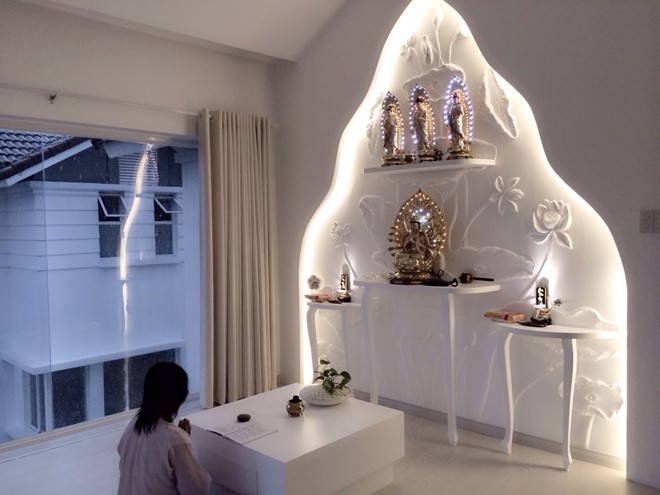 Phòng thờ của Đăng ký và nhận 60K 24 bao lì xì miễn phí mỗi ngày trong căn biệt thự. Mẹ của Thủy Tiên quy y tại gia nên ngoài thời gian giúp con gái trông cháu, bà chủ yếu ở trong phòng thờ tụng kinh niệm Phật. 