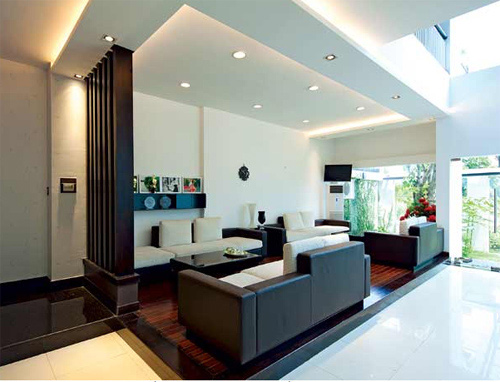 Màu chủ đạo trong căn nhà của Hồ Ngọc Hà là trắng. Bên cạnh đó, cô điểm xuyết rất nhiều đồ đạc màu đen để tạo điểm nhấn cho 