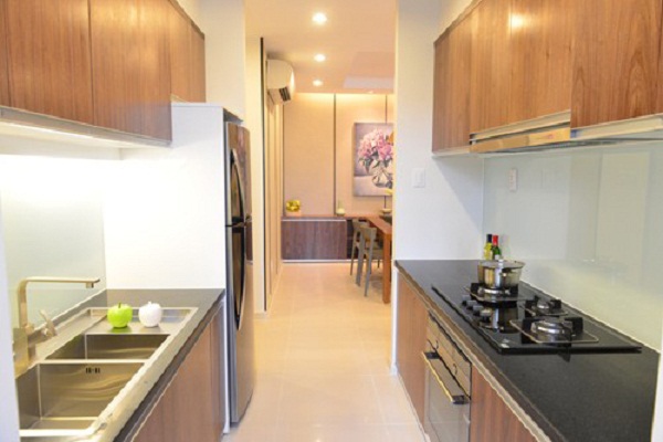 Căn hộ gồm ph&ograve;ng bếp, ph&ograve;ng ăn, ph&ograve;ng kh&aacute;ch được nối liền với nhau, h&agrave;i h&ograve;a trong &aacute;nh s&aacute;ng ấm &aacute;p.