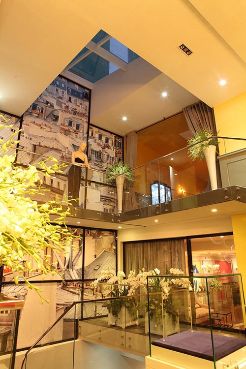 Cơ ngơi thời trang của Lý Nhã Kỳ diện tích hơn 600m2, tọa lạc trên con đường đắt đỏ nhất của thành phố Hồ Chí Minh là Đồng Khởi. Nơi đây quy tụ nhiều thương hiệu kim cương và thời trang chuyên về dòng sản phẩm thời trang cao cấp 
