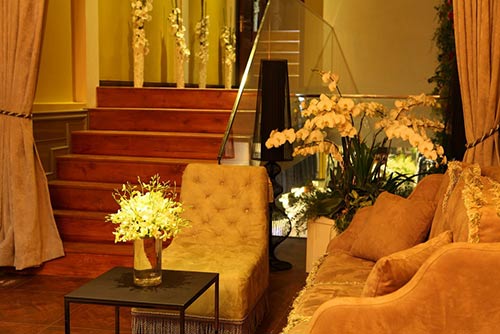 Lối đi được làm hoàn toàn bằng gỗ, dưới mỗi cầu thang lại có một bộ bàn ghế cho du khách.