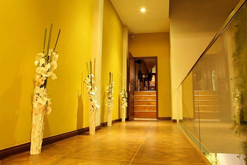 Rất nhiều hoa lan được trang trí cho dinh cơ này.