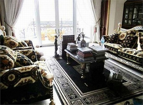 Phòng khách bài trí theo phong cách Châu Âu, cầu kỳ và tỉ mỉ tới từng chi tiết.