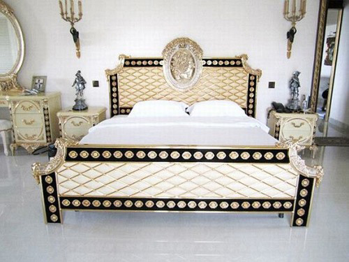 Bộ giường ngủ và bàn trang điểm sang trọng kết hợp tinh tế cùng những bức tượng nhỏ đặt xung quanh.