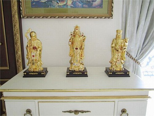 Tượng Phúc - Lộc - Thọ bằng vàng, nạm ngọc, theo phong thủy sẽ mang lại những điều may mắn và hạnh phúc cho gia chủ.
