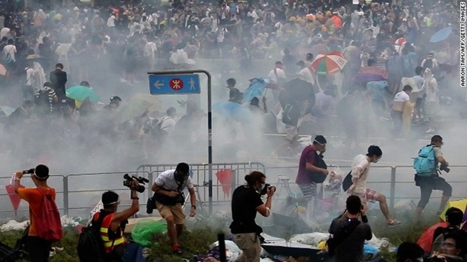 Hong Kong hoạt động dựa trên chính sách “một nước hai chế độ” theo một bản thỏa thuận với Bắc Kinh. Công dân có quyền phản đối bằng cách biểu tình khi họ không hài lòng với những phán quyết từ chính phủ