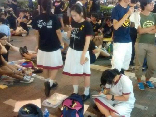 Nhiều học sinh tranh thủ học bài ngay trong lúc tham gia hoạt động