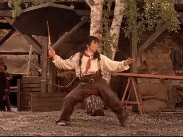Th&agrave;nh Long (Jackie Chan) sử dụng &ocirc; trong một bộ phim 