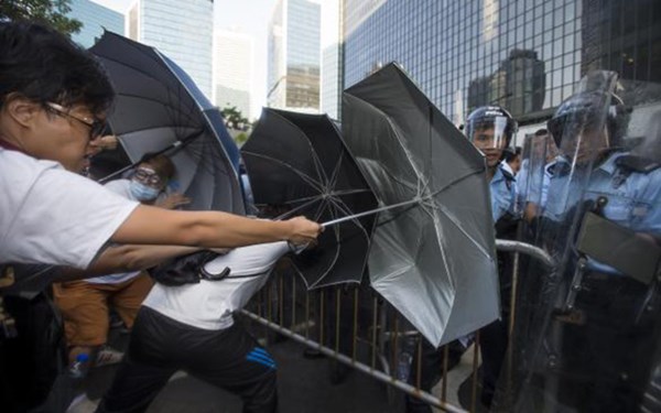 Việc người biểu t&igrave;nh Hong Kong d&ugrave;ng &ocirc; c&oacute; thể được coi l&agrave; một loại &ldquo;vũ kh&iacute; tấn c&ocirc;ng.&rdquo;