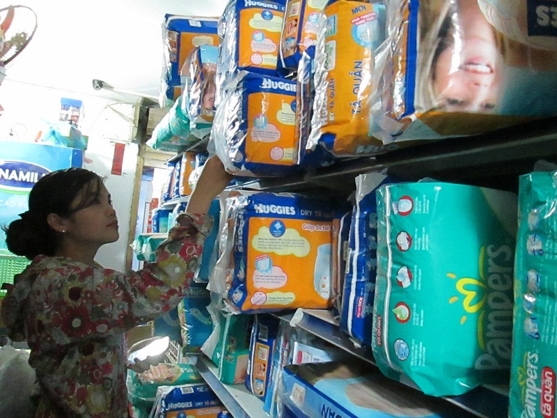 Bỉm c&oacute; bao g&oacute;i, nh&atilde;n m&aacute;c đầy đủ b&aacute;n chậm