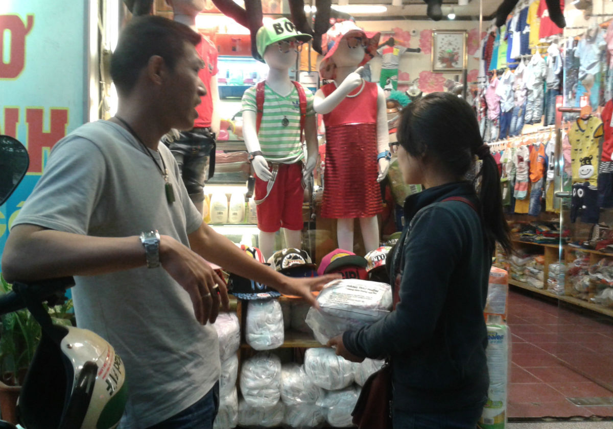 Người b&aacute;n bỉm vệ sinh thứ phẩm quảng c&aacute;o chất lượng sản phẩm tr&ecirc;n trời