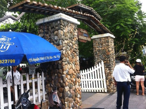 Qu&aacute;n c&agrave; ph&ecirc; bao quanh hồ bơi của kh&aacute;ch sạn H.G. (Quy Nhơn, B&igrave;nh Định) vẫn hoạt động b&igrave;nh thường v&agrave;o s&aacute;ng 21/7