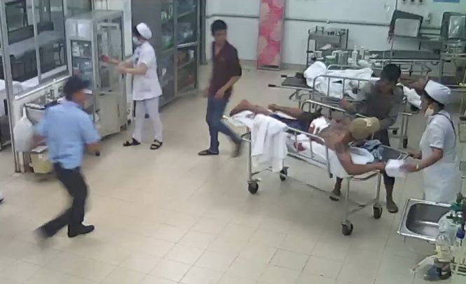 Camera ghi cảnh v&agrave;o bệnh viện đ&acirc;m đối thủ đang cấp cứu ở B&igrave;nh Thuận