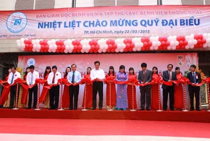 Thủ tướng Nguyễn Tấn Dũng v&agrave; c&aacute;c đại biểu cắt băng kh&aacute;nh th&agrave;nh khu điều trị kỹ thuật cao Bệnh viện Thống Nhất.