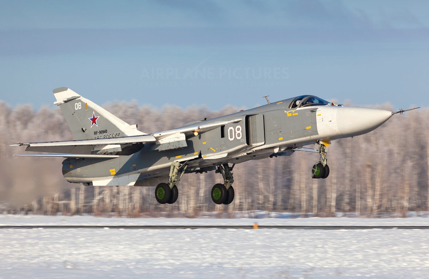 Su-24 l&agrave; m&aacute;y bay chiến đấu n&eacute;m bom chiến thuật