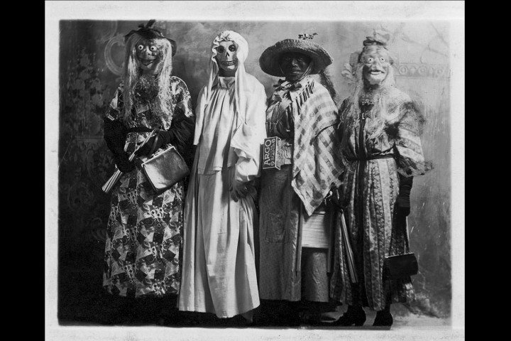 Cái tên Halloween là viết tắt của “All Hallows’ Evening” có nghĩa là thời gian đêm trước ngày “Các Thánh” hay “Chư Thánh”. Thánh Lễ được truyền giảng vào ngày này gọi là Allhallowmas.