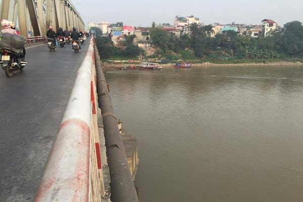 Khu vực ph&aacute;t hiện ra chiếc ba l&ocirc; của người phụ nữ trung tuổi được cho rằng đ&atilde; nhảy xuống s&ocirc;ng Hồng tự tử